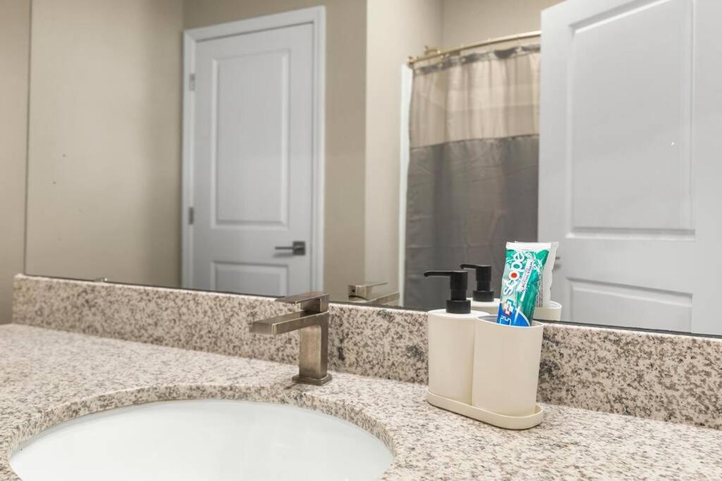 Elegant 2 Bedroom/2 Bath Condo With All Amenities Мельбурн Экстерьер фото
